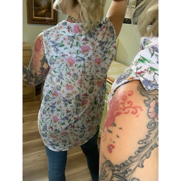 Size 4, H&M, white and floral sleeveless blouse - Picture 11 of 13